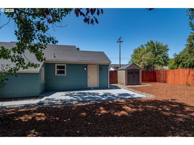 335 Ne CUMMINS St, Roseburg, OR 97470