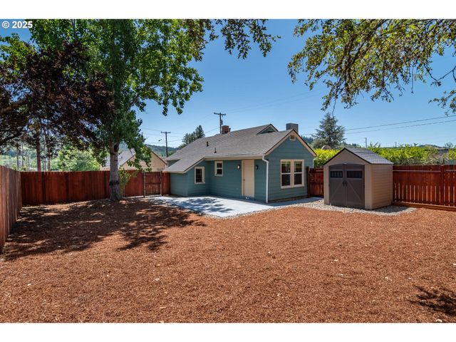 335 Ne CUMMINS St, Roseburg, OR 97470