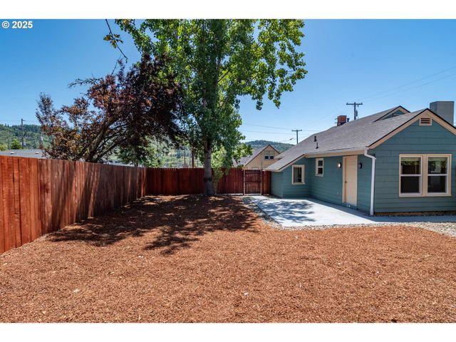 335 Ne CUMMINS St, Roseburg, OR 97470