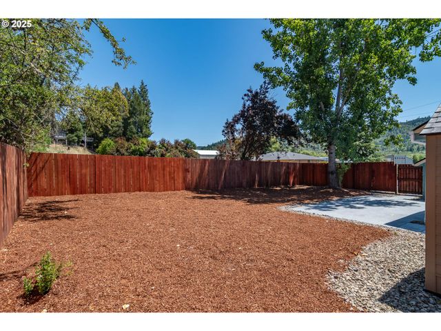 335 Ne CUMMINS St, Roseburg, OR 97470