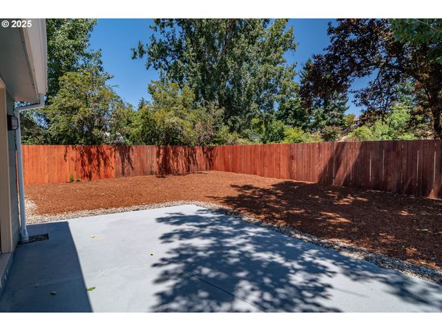 335 Ne CUMMINS St, Roseburg, OR 97470