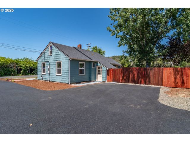 335 Ne CUMMINS St, Roseburg, OR 97470
