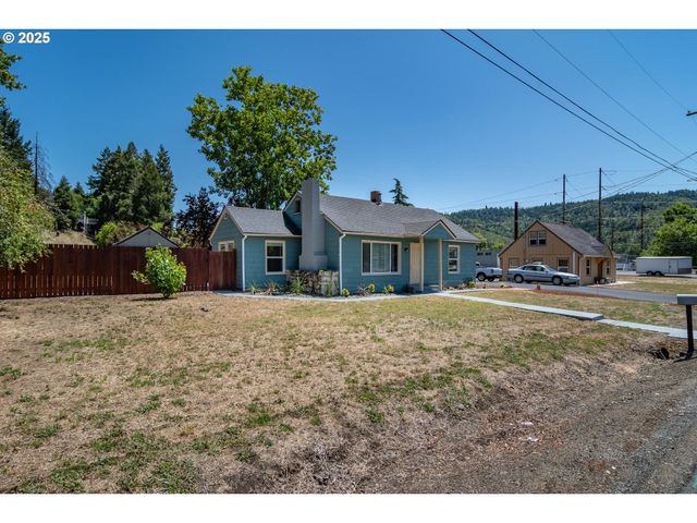 335 Ne CUMMINS St, Roseburg, OR 97470