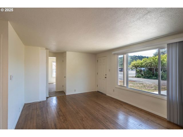 335 Ne CUMMINS St, Roseburg, OR 97470