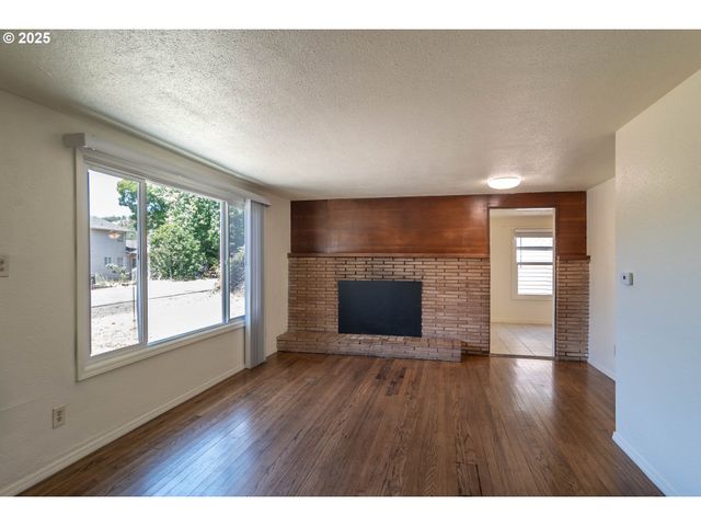 335 Ne CUMMINS St, Roseburg, OR 97470