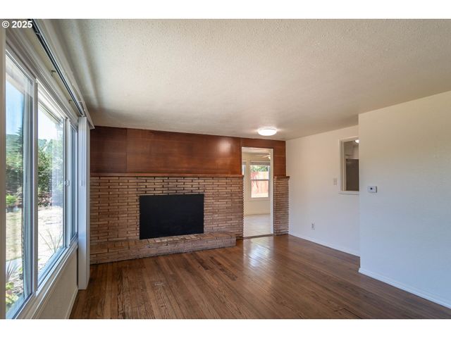 335 Ne CUMMINS St, Roseburg, OR 97470