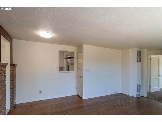 335 Ne CUMMINS St, Roseburg, OR 97470