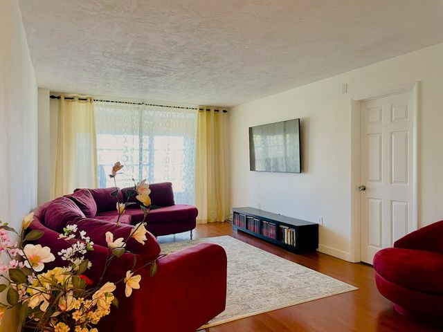 7000 NW 17th Street 203, Plantation, FL 33313