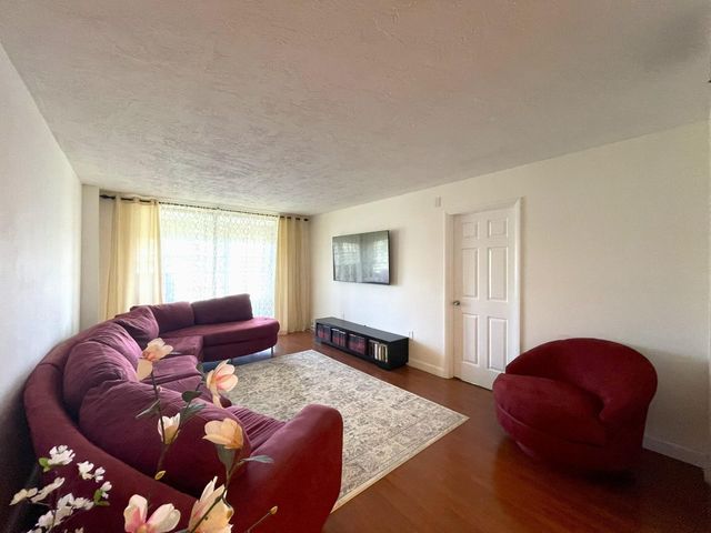 7000 NW 17th Street 203, Plantation, FL 33313