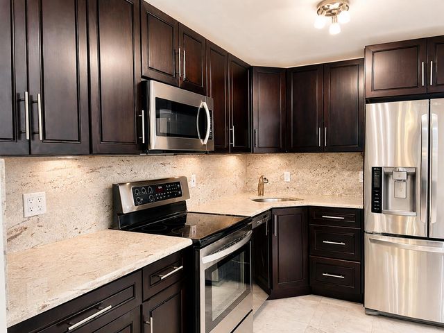 7000 NW 17th Street 203, Plantation, FL 33313