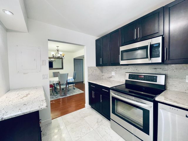 7000 NW 17th Street 203, Plantation, FL 33313