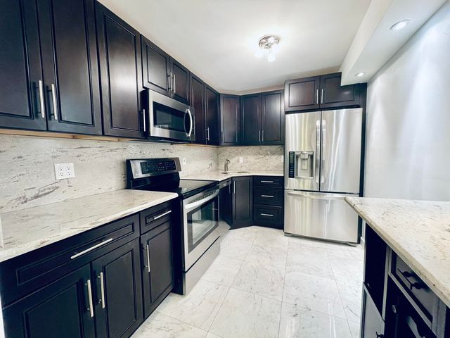 7000 NW 17th Street 203, Plantation, FL 33313