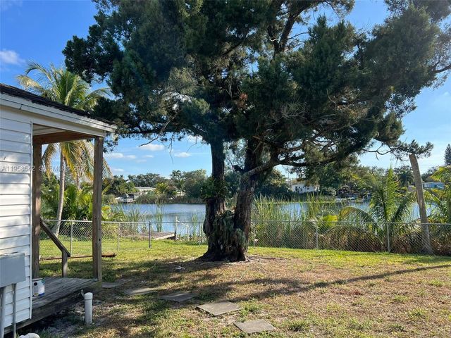 4222 Hibiscus Cir S, West Palm Beach, FL 33409