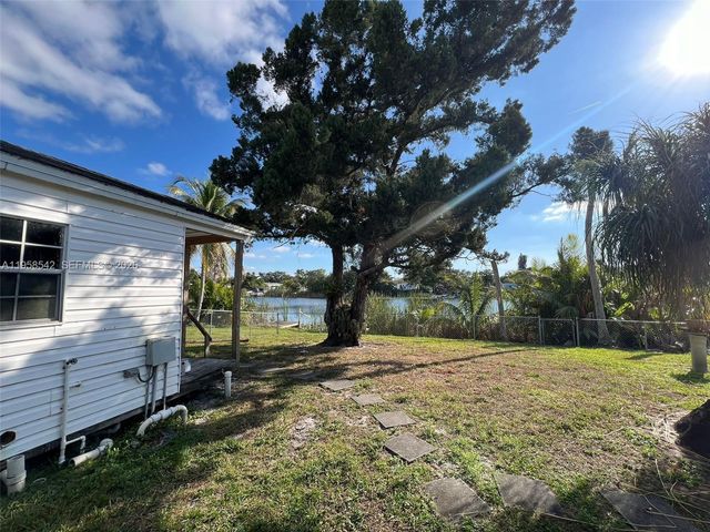 4222 Hibiscus Cir S, West Palm Beach, FL 33409