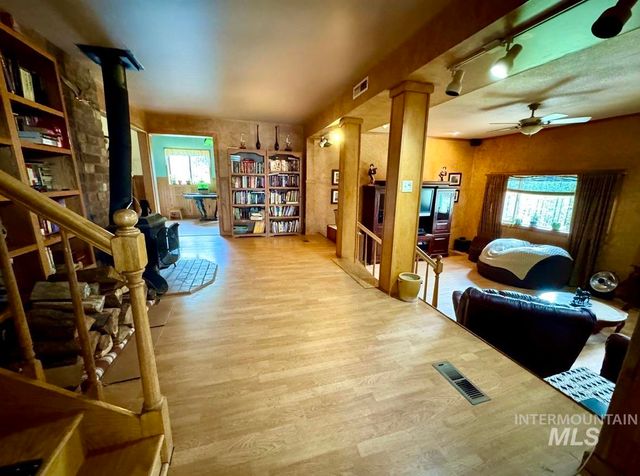 499 Rainbow Dr, Lenore, ID 83544