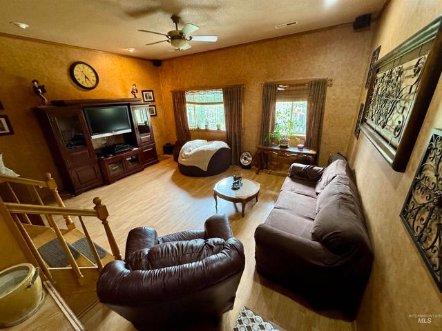 499 Rainbow Dr, Lenore, ID 83544