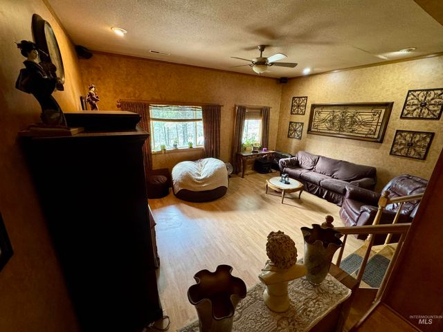 499 Rainbow Dr, Lenore, ID 83544