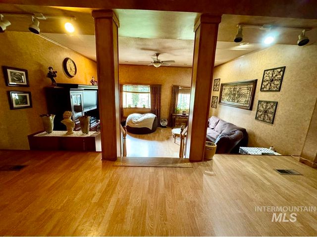 499 Rainbow Dr, Lenore, ID 83544