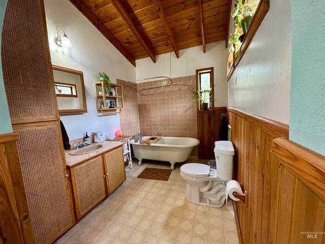 499 Rainbow Dr, Lenore, ID 83544