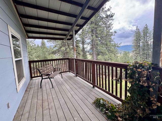 499 Rainbow Dr, Lenore, ID 83544