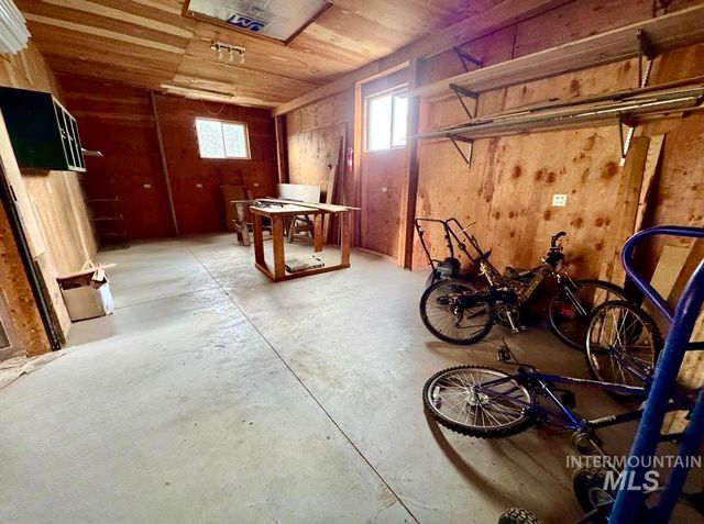 499 Rainbow Dr, Lenore, ID 83544