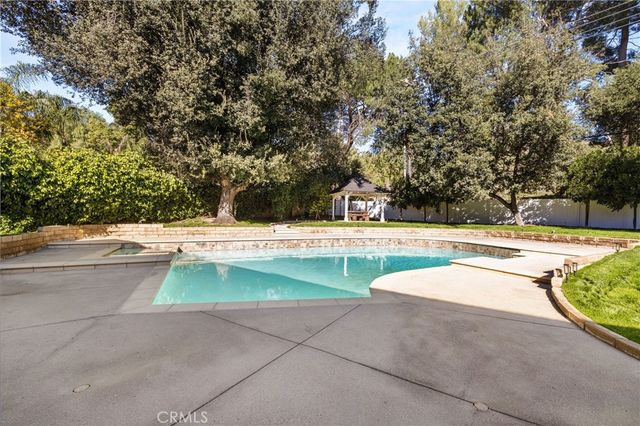5340 Edgeware Drive, Calabasas, CA 91301