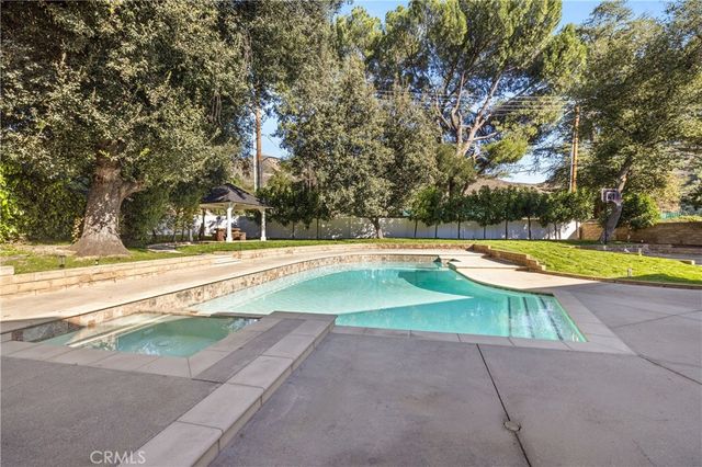 5340 Edgeware Drive, Calabasas, CA 91301