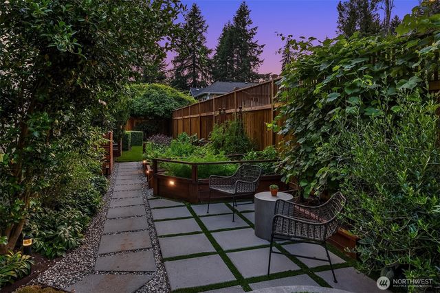 12033 NE 70th Street, Kirkland, WA 98033