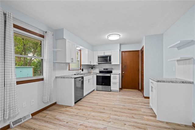 126 SE Moore Street, Blue Springs, MO 64014