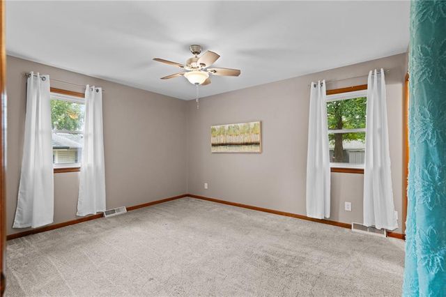 126 SE Moore Street, Blue Springs, MO 64014