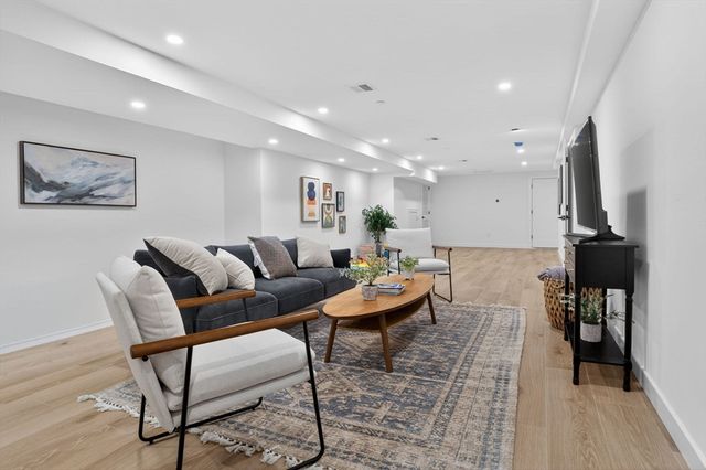 14 Hamlet A, Somerville, MA 02143