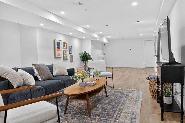 14 Hamlet A, Somerville, MA 02143