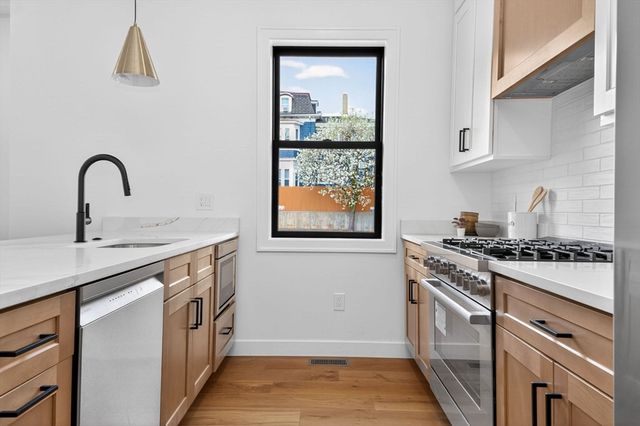 14 Hamlet A, Somerville, MA 02143