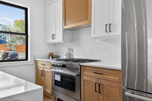 14 Hamlet A, Somerville, MA 02143