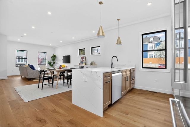 14 Hamlet A, Somerville, MA 02143