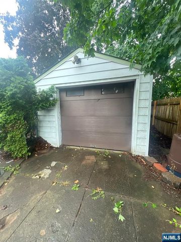 18 Shelley Court, Bergenfield, NJ 07621