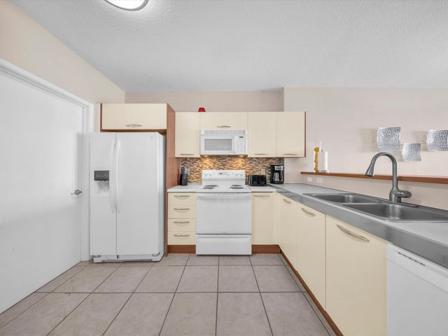18100 N Bay Road 707, Sunny Isles Beach, FL 33160