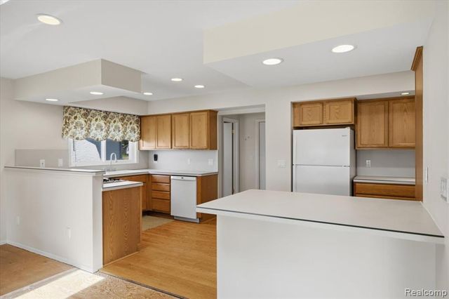 3370 Sandy Creek Drive, Utica, MI 48316