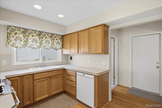 3370 Sandy Creek Drive, Utica, MI 48316