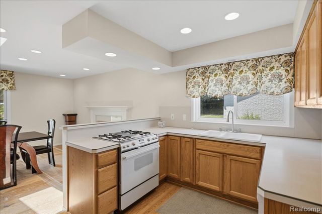 3370 Sandy Creek Drive, Utica, MI 48316