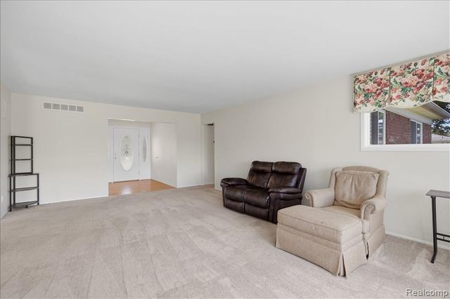 3370 Sandy Creek Drive, Utica, MI 48316