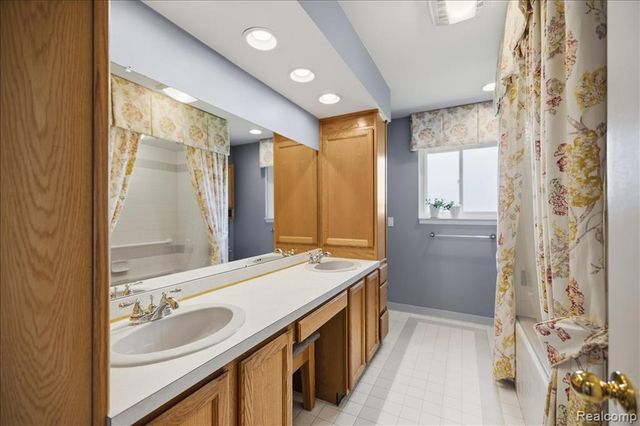 3370 Sandy Creek Drive, Utica, MI 48316