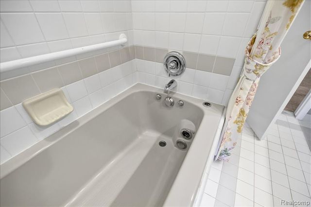 3370 Sandy Creek Drive, Utica, MI 48316