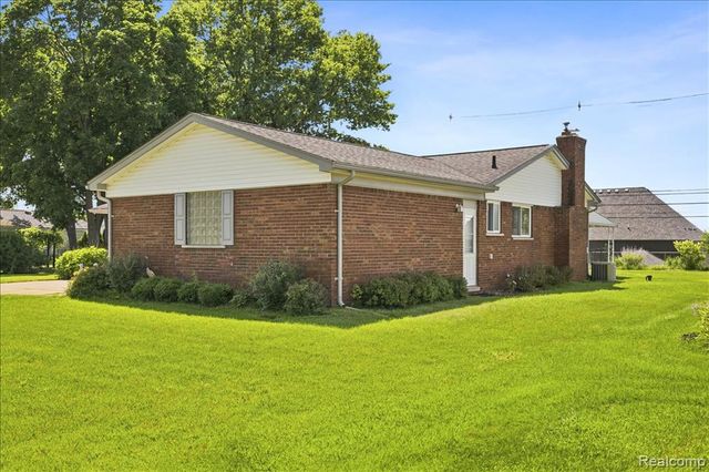 3370 Sandy Creek Drive, Utica, MI 48316