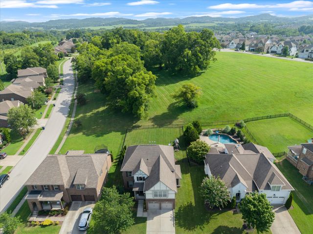 2204 Chantry Place Ln, Thompsons Station, TN 37179