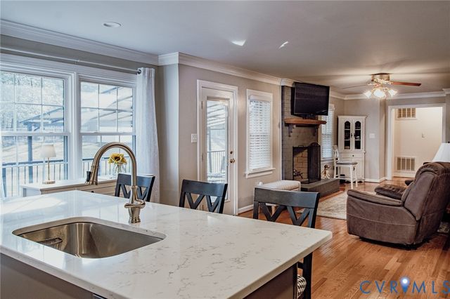 209 Robbinwood Ln, Sandston, VA 23150