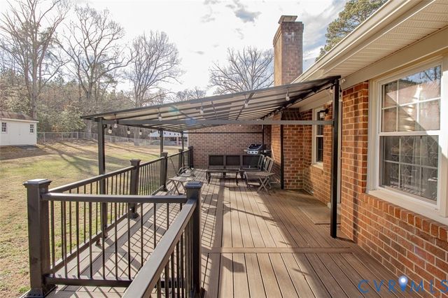 209 Robbinwood Ln, Sandston, VA 23150