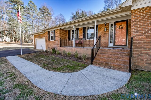 209 Robbinwood Ln, Sandston, VA 23150