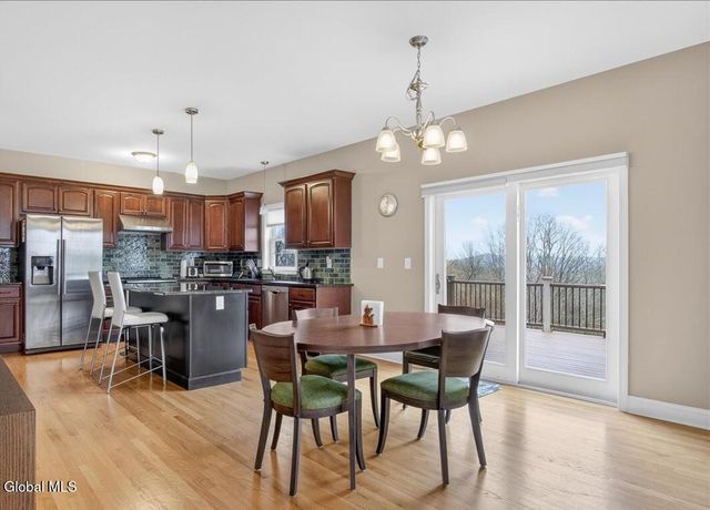 76 Waverly Circle, Colonie, NY 12189