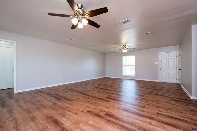 28 Walnut Valley Drive, Little Rock, AR 72211